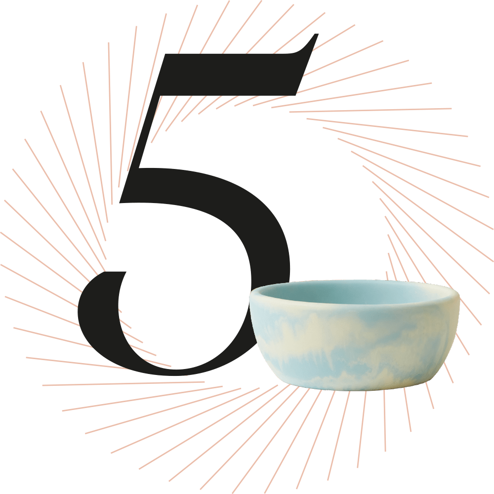 Salbeifarbene Keramik-Schale, schwarze Ziffer 5 im Hintergrund