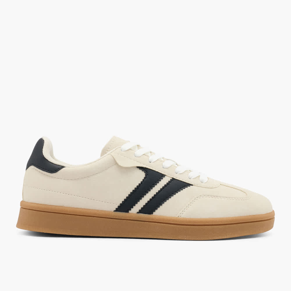 Sneaker mit weißem Top, zwei schwarzen Seitenstreifen und heller Sohle
