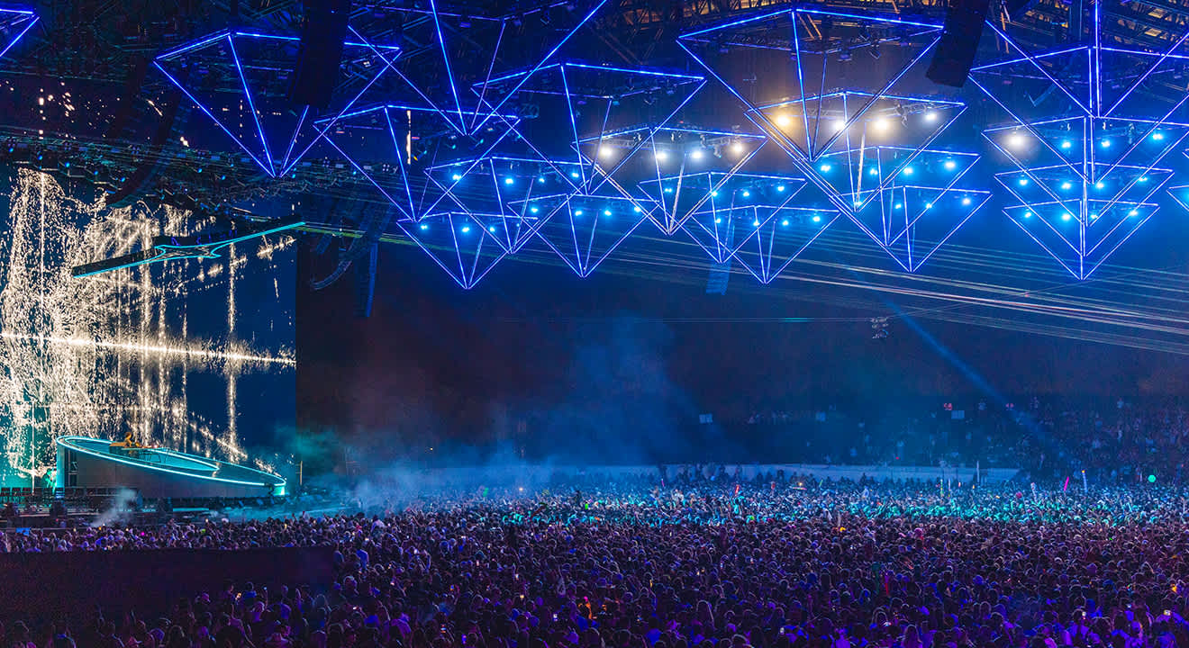 Luftaufnahme der Coachella 2026-Bühne bei Nacht, mit geometrischen LED-Strukturen und einer riesigen Menschenmenge.