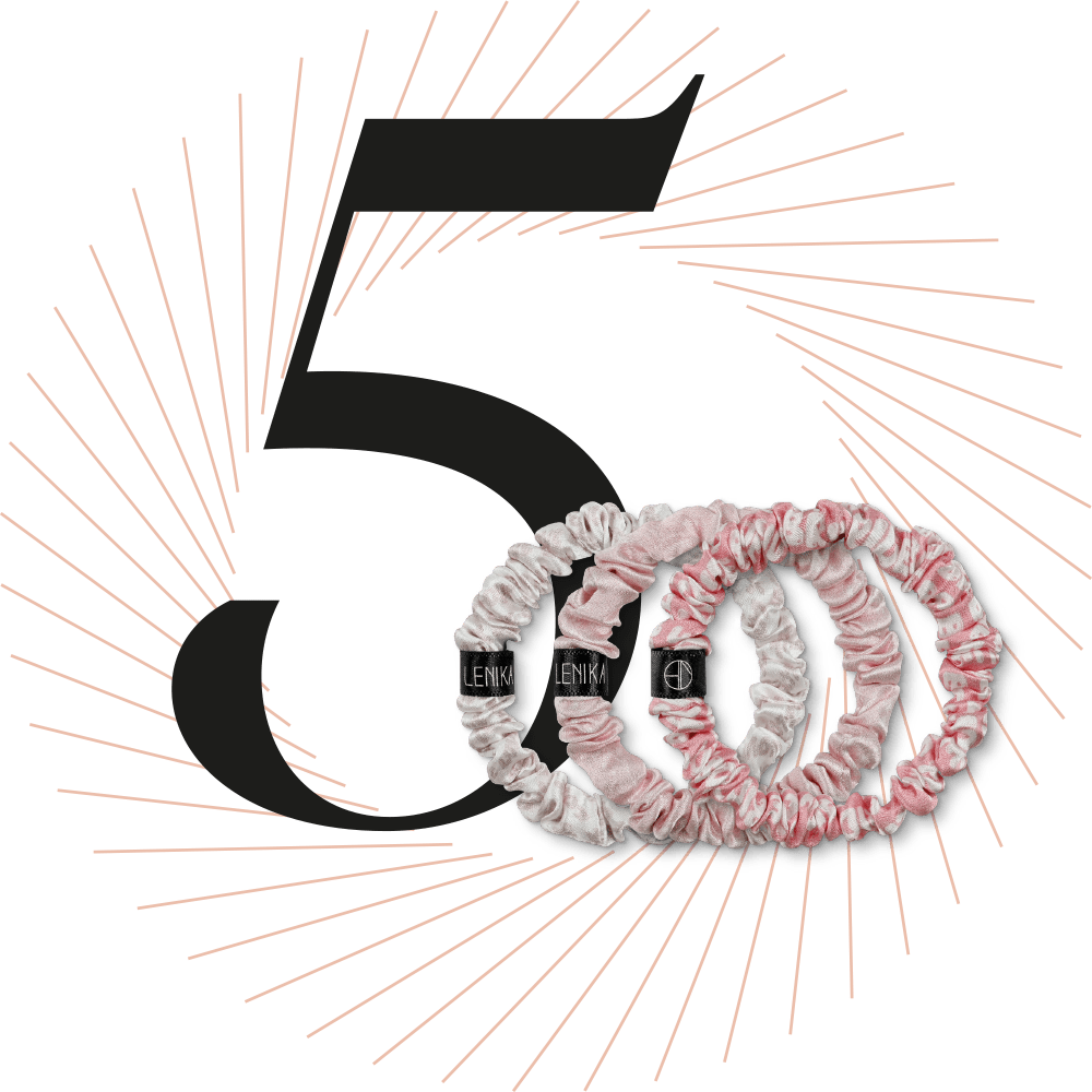 Drei pinke Scrunchies, schwarze Ziffer 5 im Hintergrund