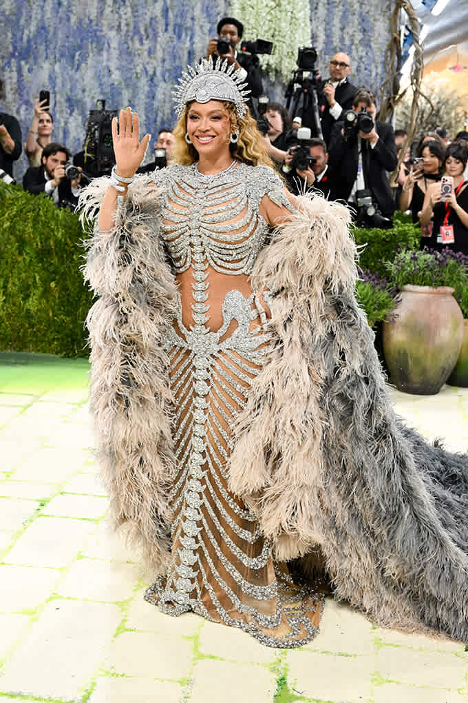Sängerin Beyoncé in silbernem Strass-Skelett-Kleid bei der Met Gala 2026