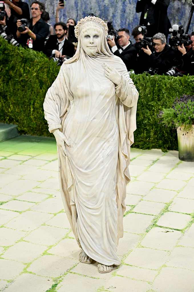 Model Heidi Klum im Stil einer Marmorfigur bei der Met Gala 2026
