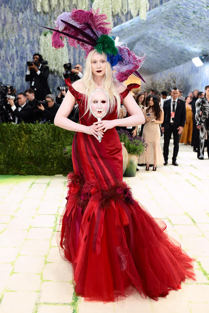 Gwendoline Christie in rot-wallendem Designer-Kleid bei der Met Gala