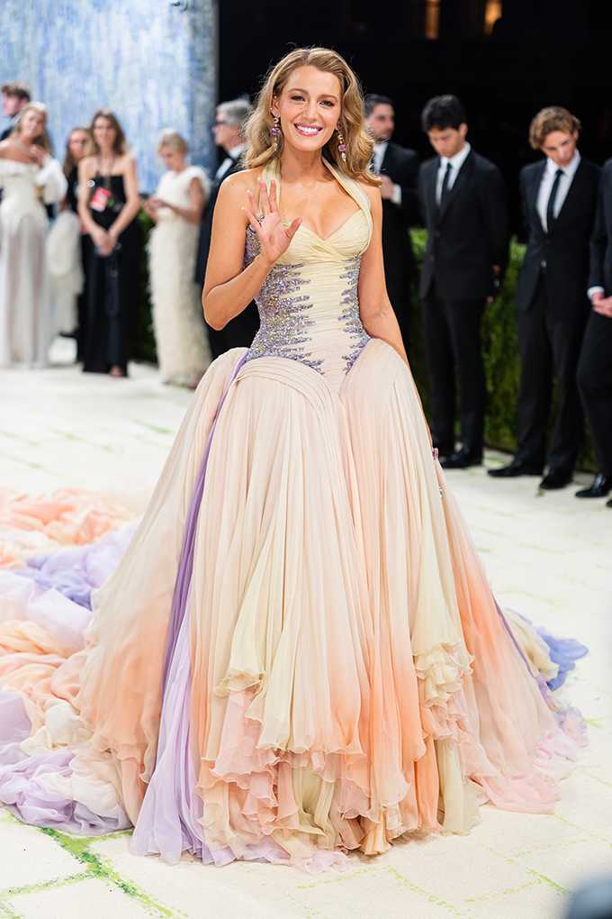 Model Blake Lively trägt Versace-Archivkleid auf Met Gala
