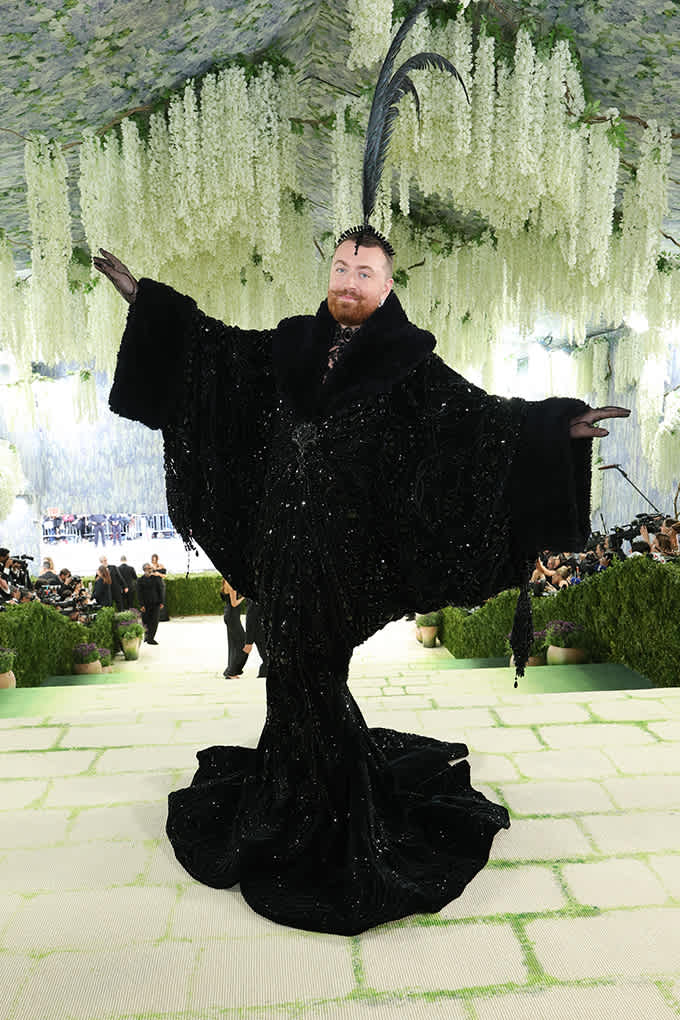 Sam Smith in tiefschwarzem Umhang