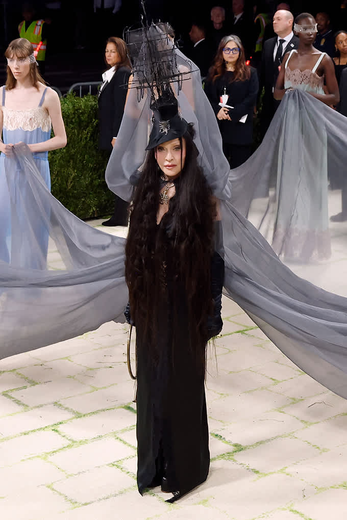 Madonna in schwarzem Saint Laurent-Anzug mit grauem Schleier
