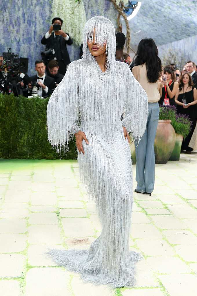 Schauspielerin Teyana Taylor in weiß-glitzerndem Suit-Kleid