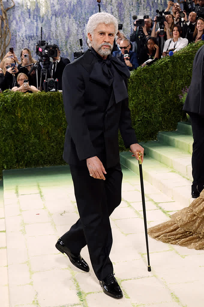 Bad Bunny mit Prothesen-Kostüm auf der Met Gala 2026