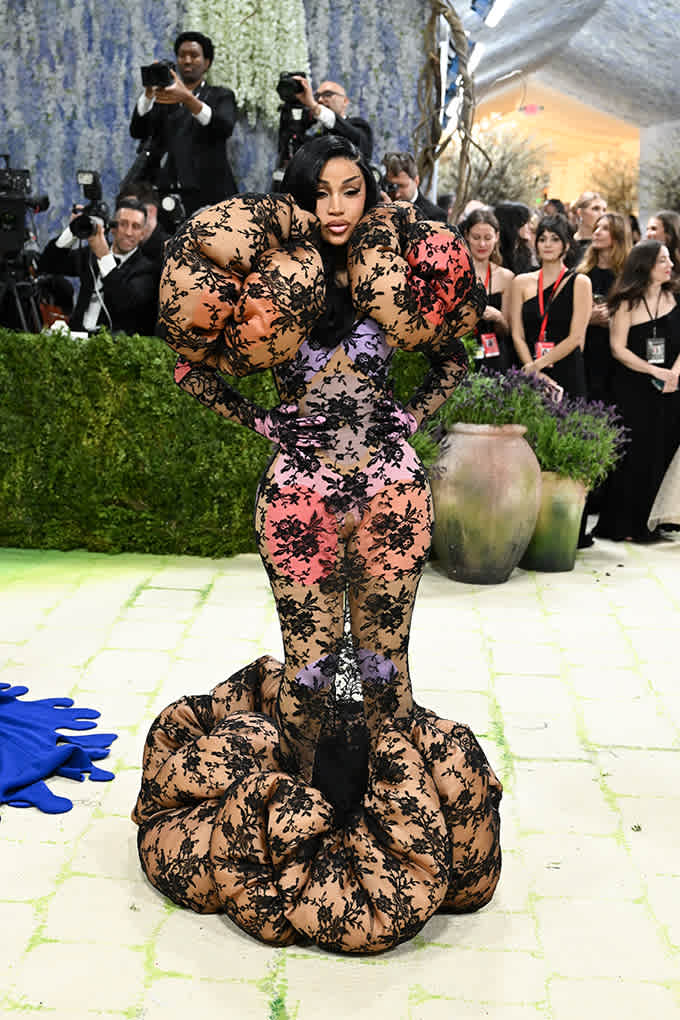 Rapperin Cardi B. in aufwendig gestaltetem Blumen-Kleid von Marc Jacobs