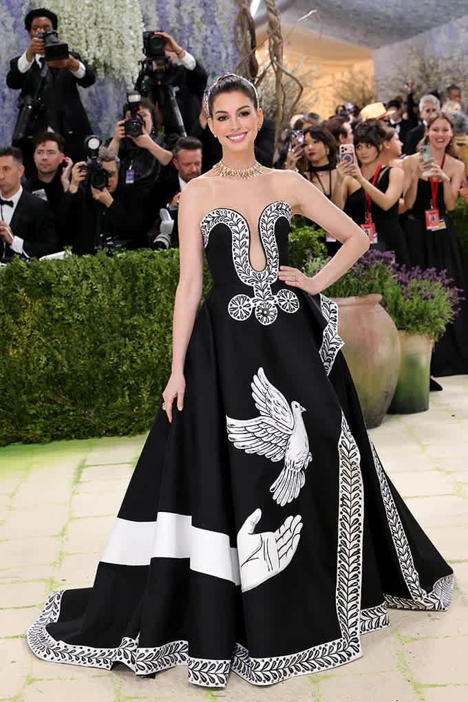 Anne Hathaway trägt künstlerisch gestaltetes Michael Kors-Kleid mit Illustrationen