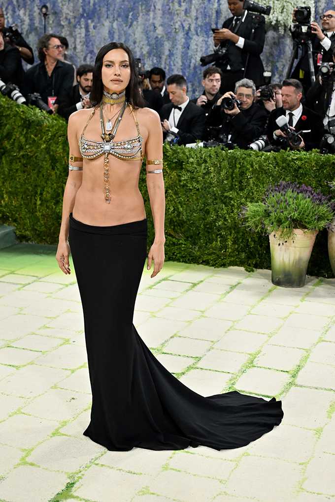 Topmodel Irina Shayk in minimalistischem Alexander Wang-Kleid auf Met Gala