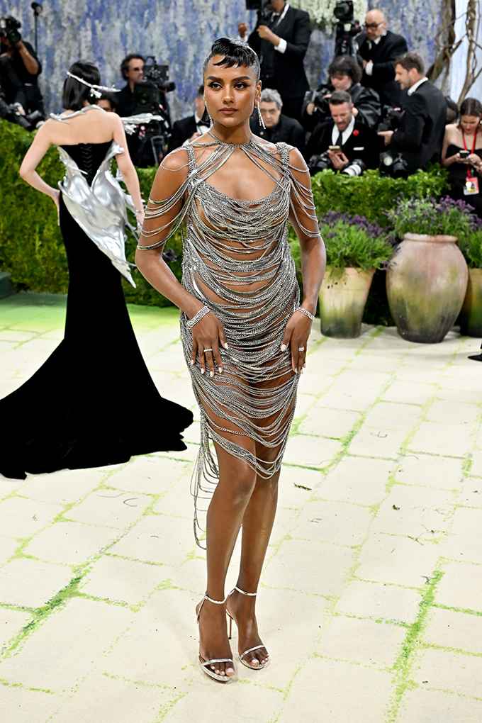 Simone Ashley in glitzerndem Stella McCartney-Kleid auf Met Gala 2026