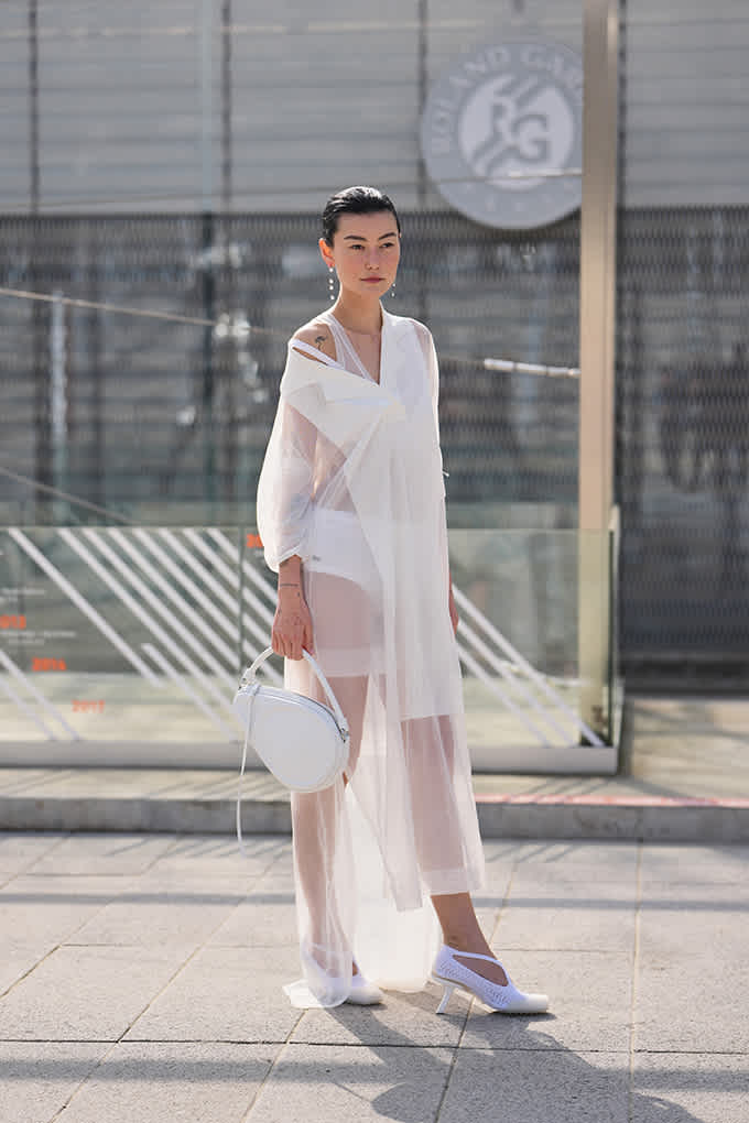 Frau in fließend-transparentem Dress in Weiß