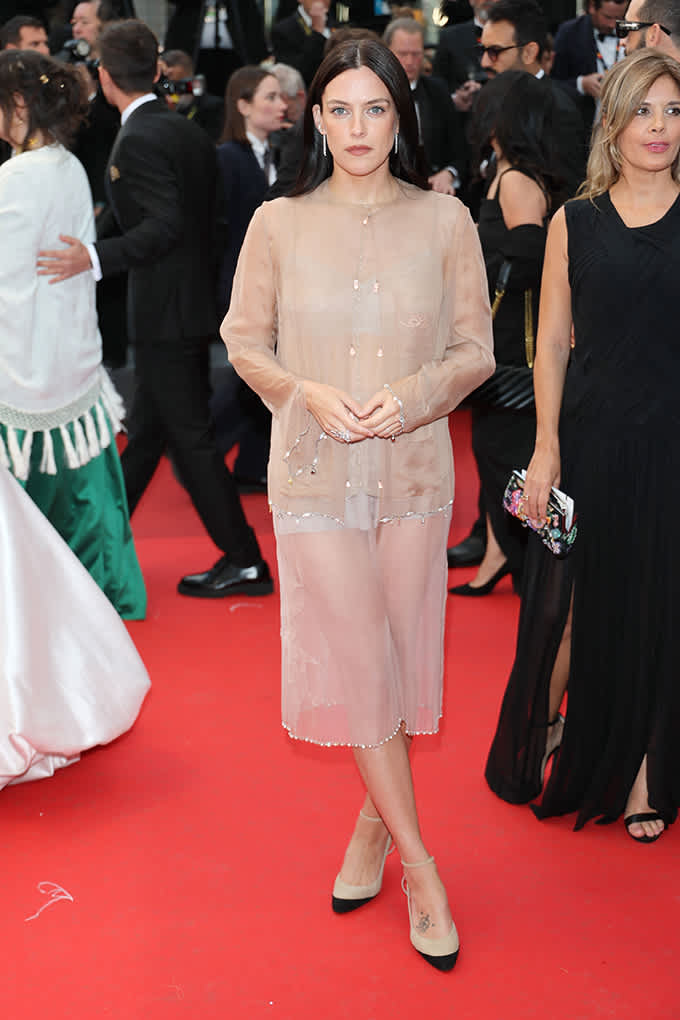 Schauspielerin Riley Keoughs in transparentem Kleid von Chanel beim Cannes-Filmfestival
