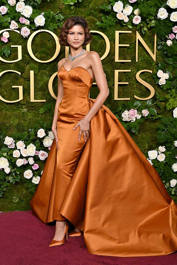 US-Schauspielerin Zendaya in kupferfarbener Robe bei den Golden Globes