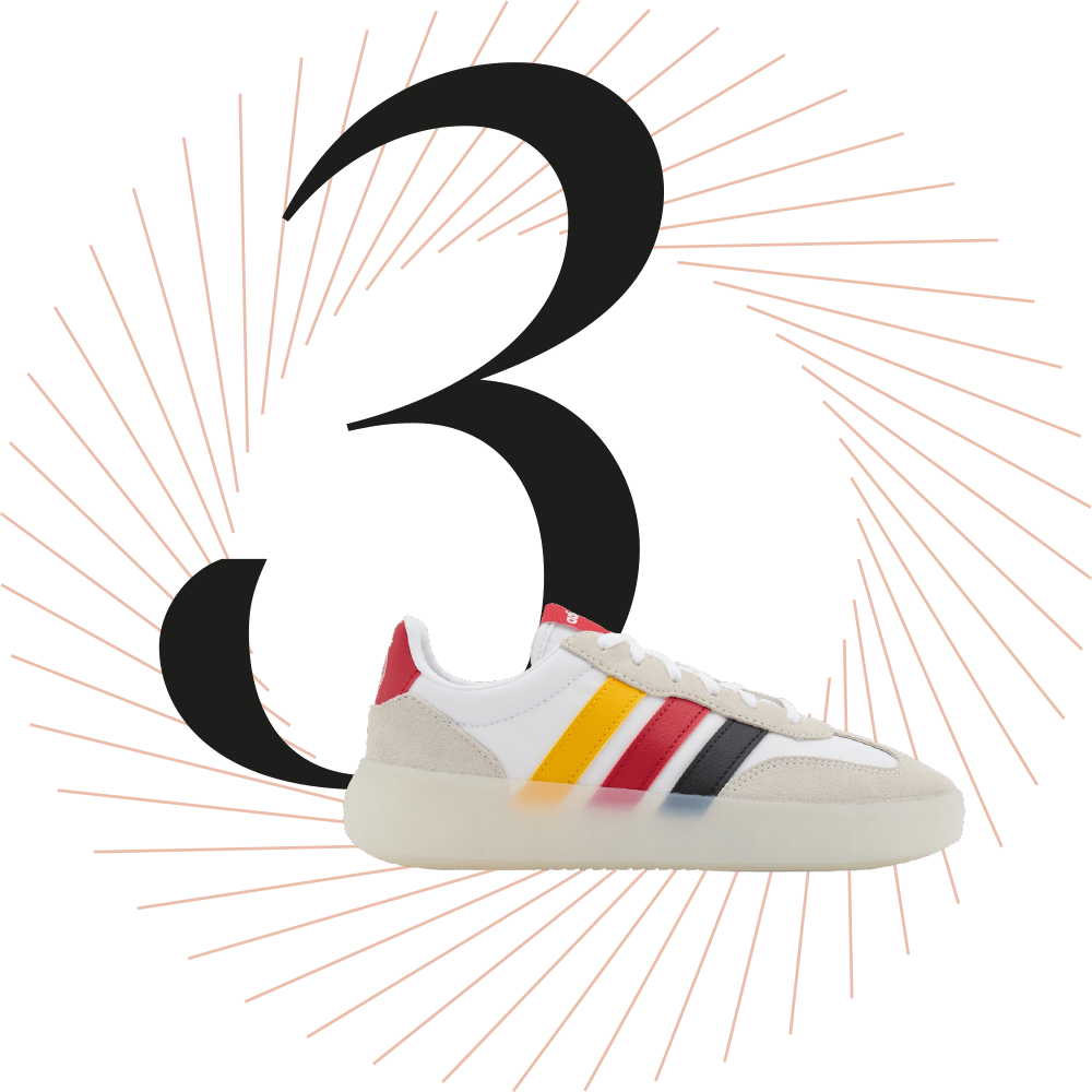 Weißer Adidas Sneaker mit Schwarz-Rot-Goldenen Streifen, schwarze Ziffer 3 im Hintergrund