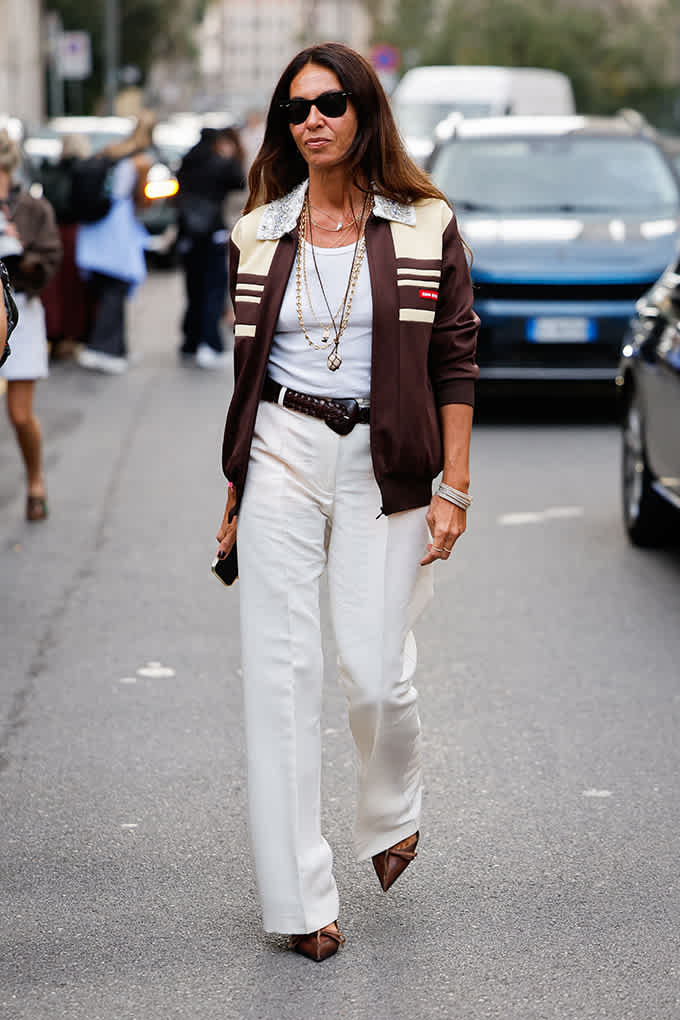 Frau auf Straße, trägt Track-Jacket in Schoko-Tönen mit Wide Leg Pants