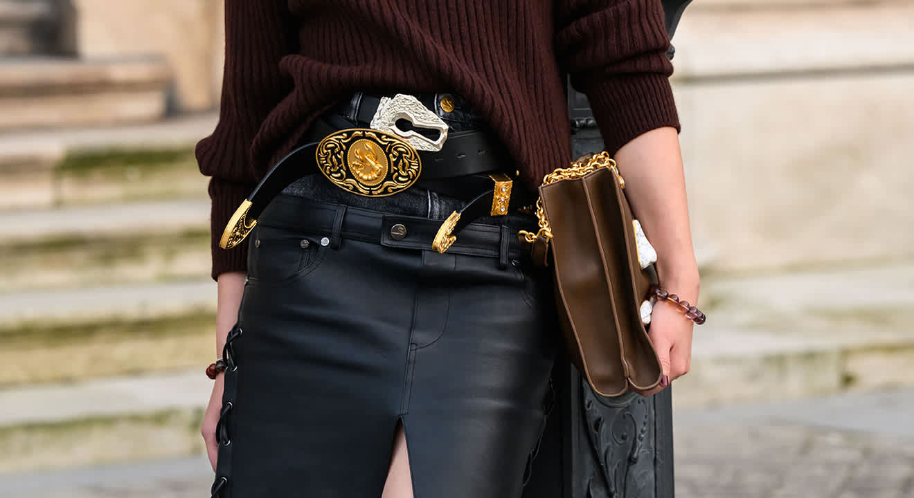 Frau trägt Multi-Belt-Outfit mit Gürtel-Layering
