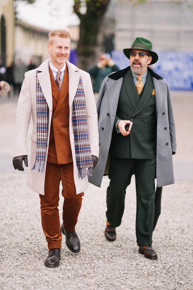 Zwei ältere Personen im Heritage Style-Outfit spazieren nebeneinander
