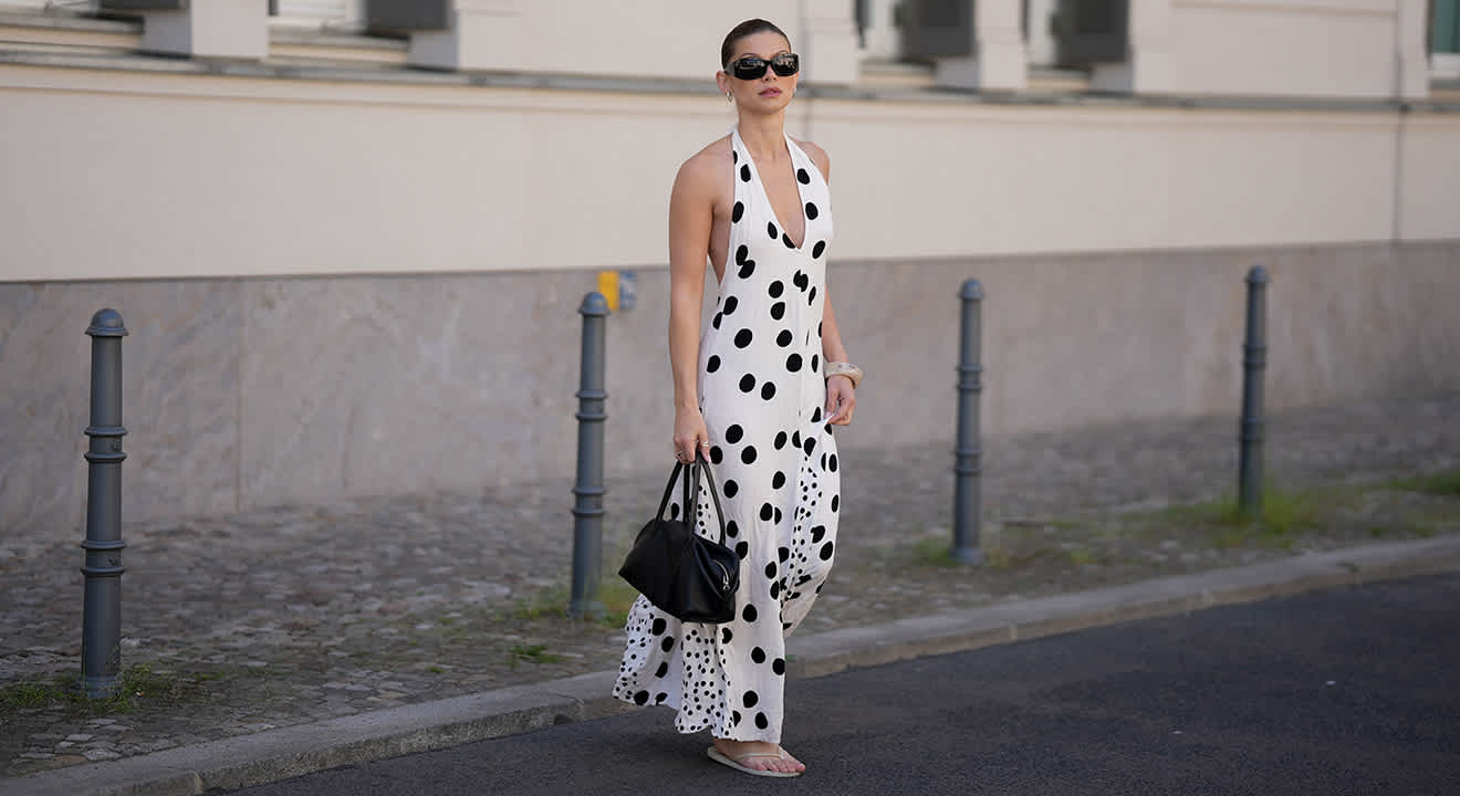 Frau trägt Kleid mit großen Polka Dots als markanten Blickfang