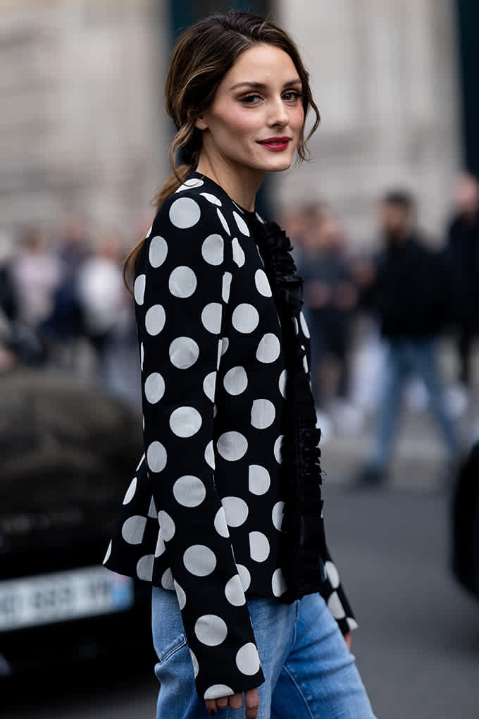 Frau in Cardigan mit exzentrisch großen Polka Dots
