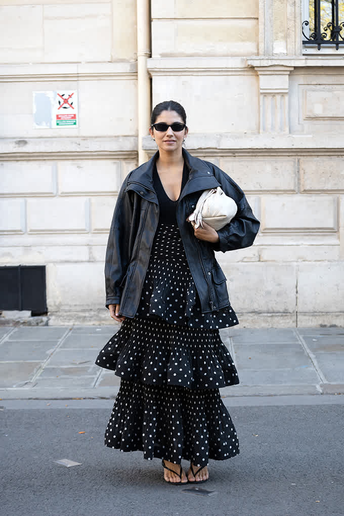 Frau in gepunktetem Kleid mit Accessoires 