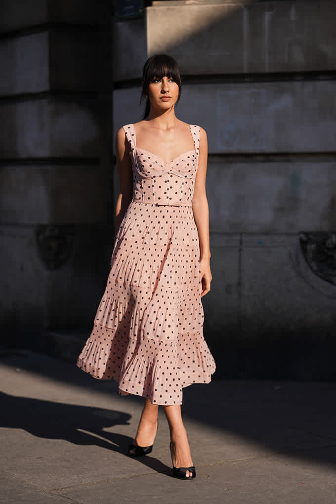Frau in sommerlichem Polka Dot Kleid