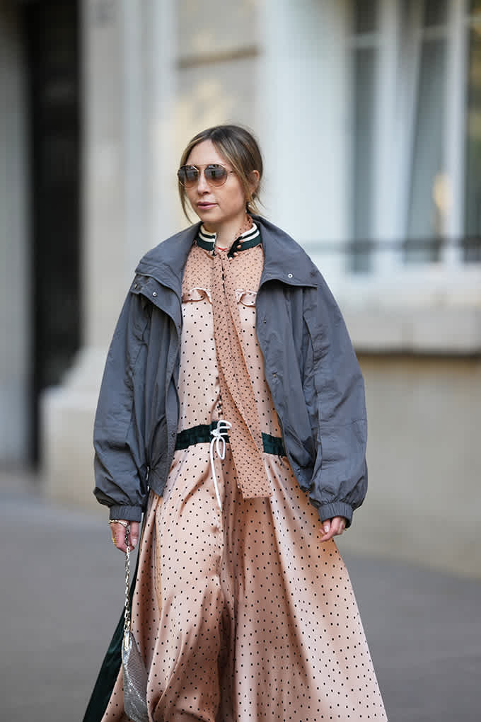 Frau in kreativ kombiniertem Polka Dot Outfit