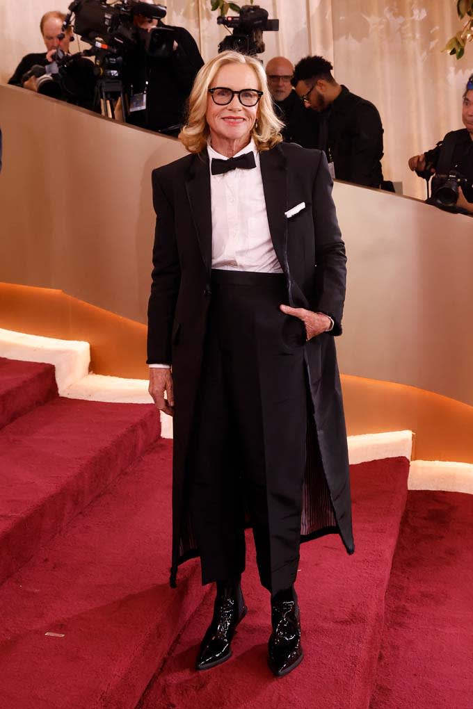 Amy Madigan in langem Mantel und Boots bei den Golden Globes 2026