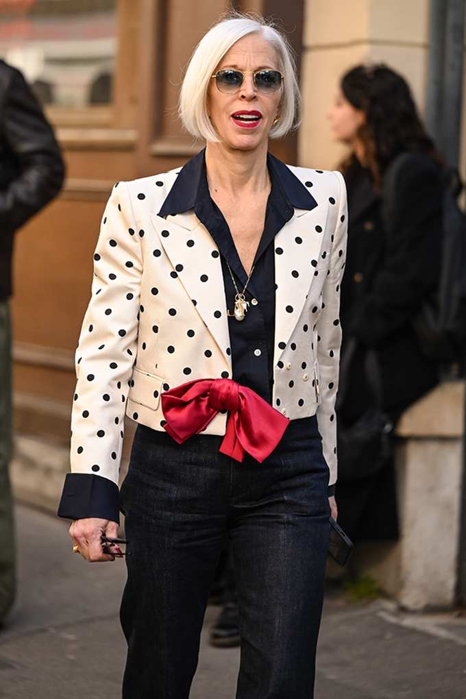Ältere Dame in elegantem Polka Dot Blazer
