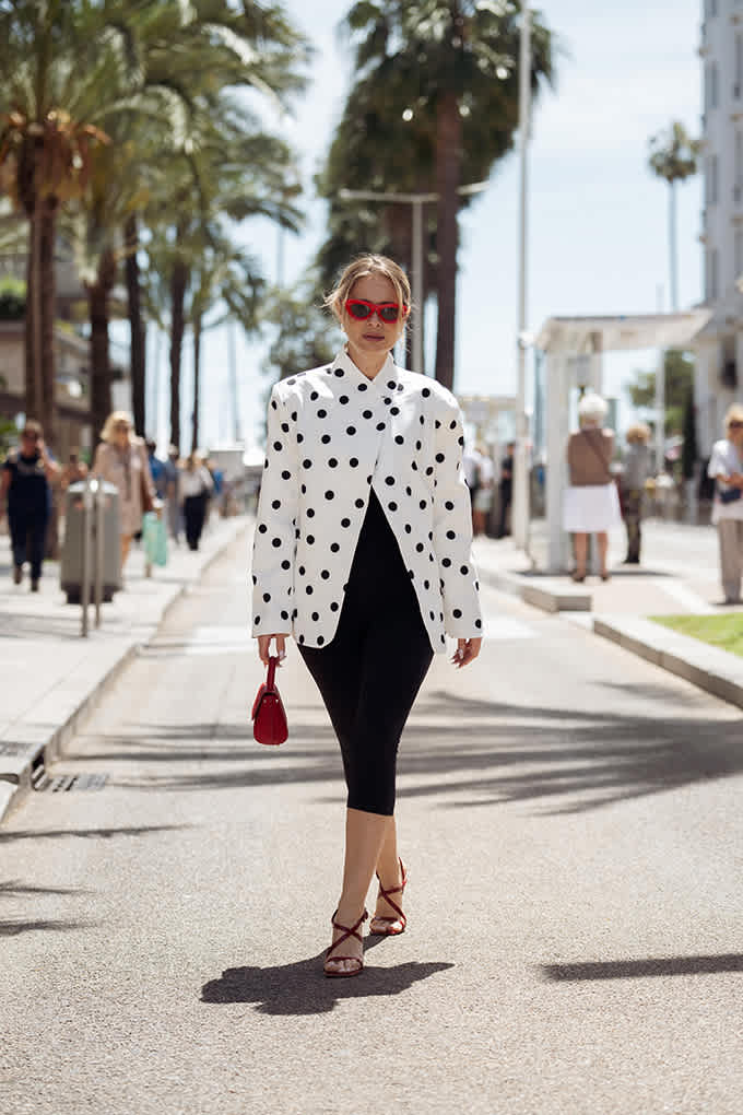 Frau mit weißer Statement-Jacke im Polka Dot Look
