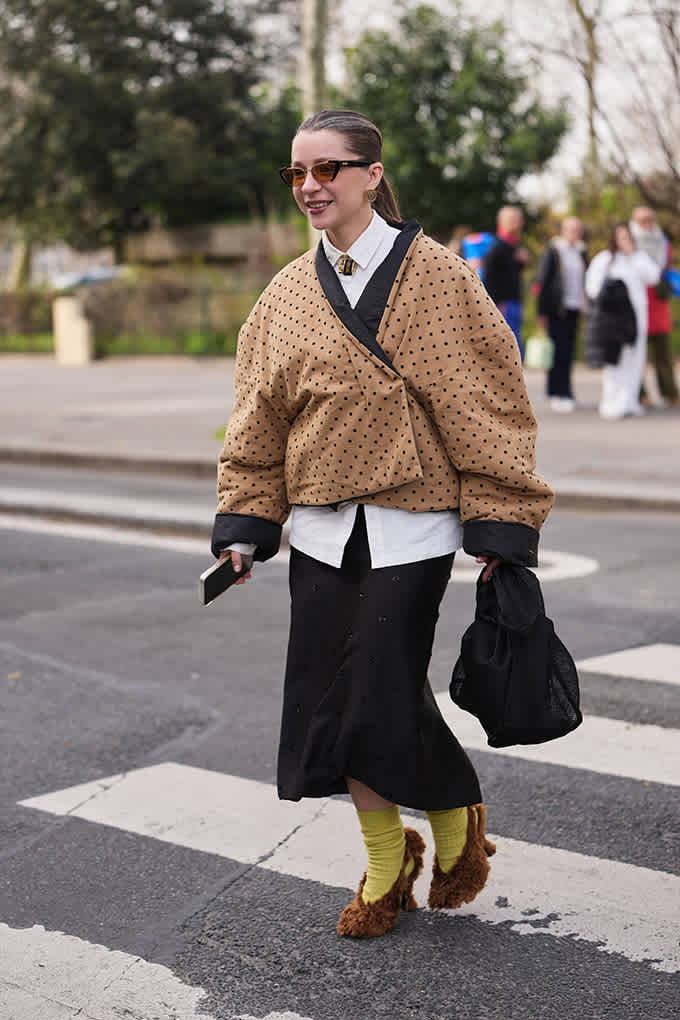 Frau trägt Outfit im Vintage-Look mit Polka Dot Jacke