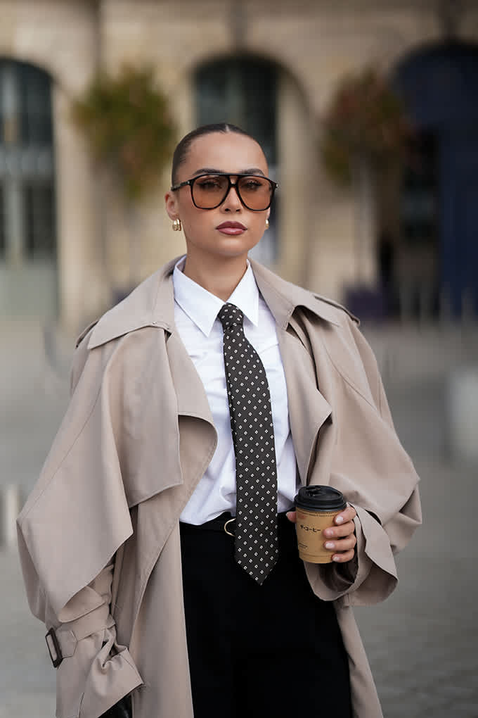 Frau trägt Outfit im Business-Look mit Polka Dot Krawatte
