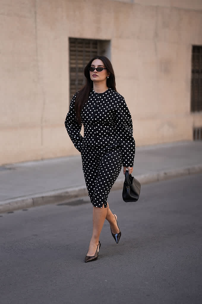 Frau in Polka Dot Bodysuit mit sommerlichem Look