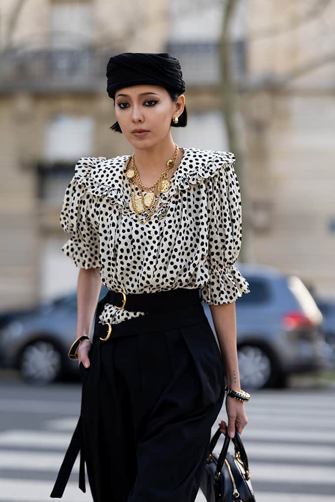 Frau mit ausgefallenem Outfit und Polka Dot Blue als Key Piece