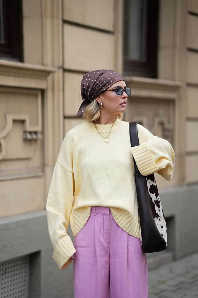 Frau mit Polka Dot Tuch um den Kopf und Sonnenbrille