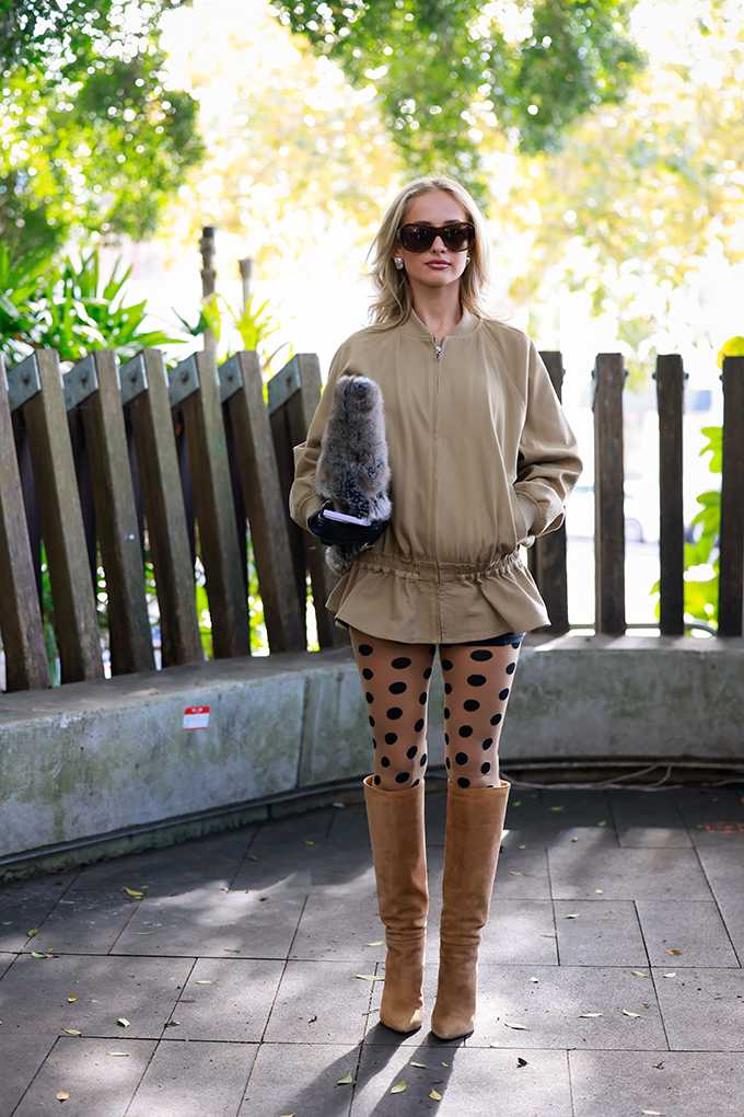 Frau zeigt sich in ausgefallener Polka Dot Strumpfhose