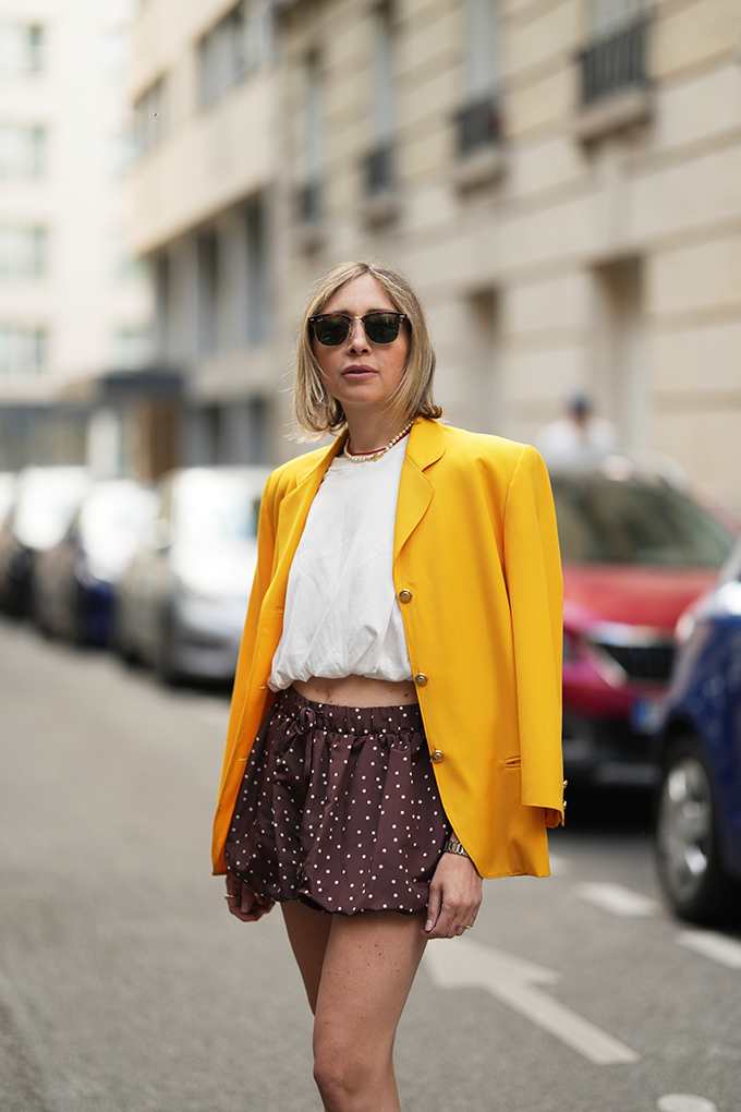 Frau trägt farbenfrohes Outfit mit Polka Dot Rock