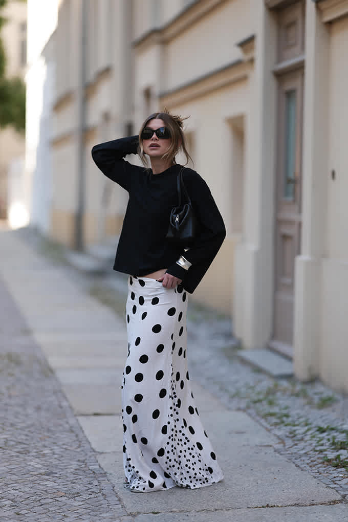 Frau trägt einen weißen Rock mit großen Polka Dots