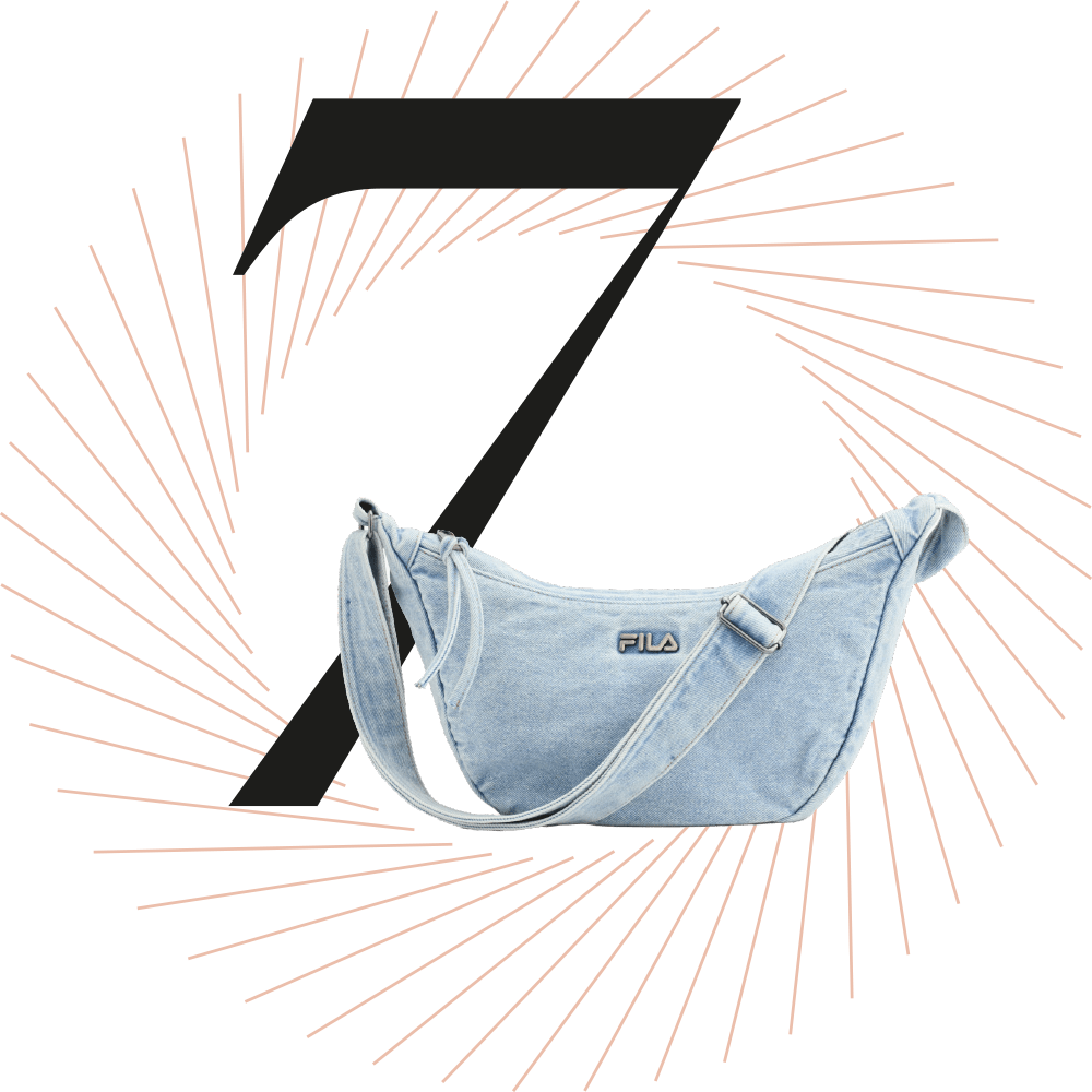 Crossbody-Bag im Denim-Look, schwarze Ziffer 7 im Hintergrund