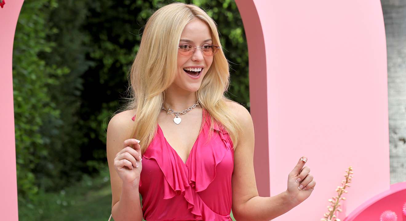Lexi Minetree in einem sommerlichen pinken Outfit
