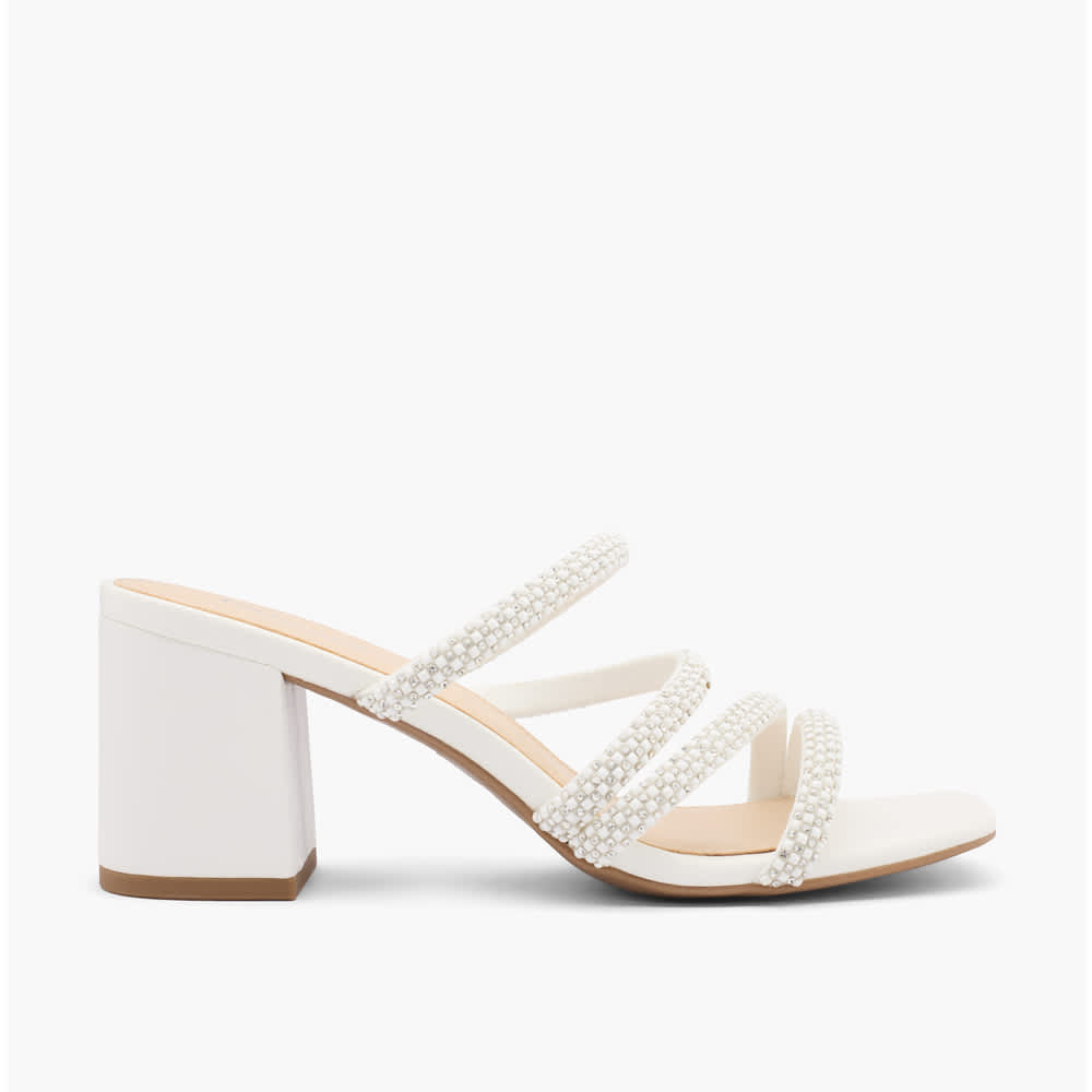 Weißer Schuh mit Absatz und Perlen-Details