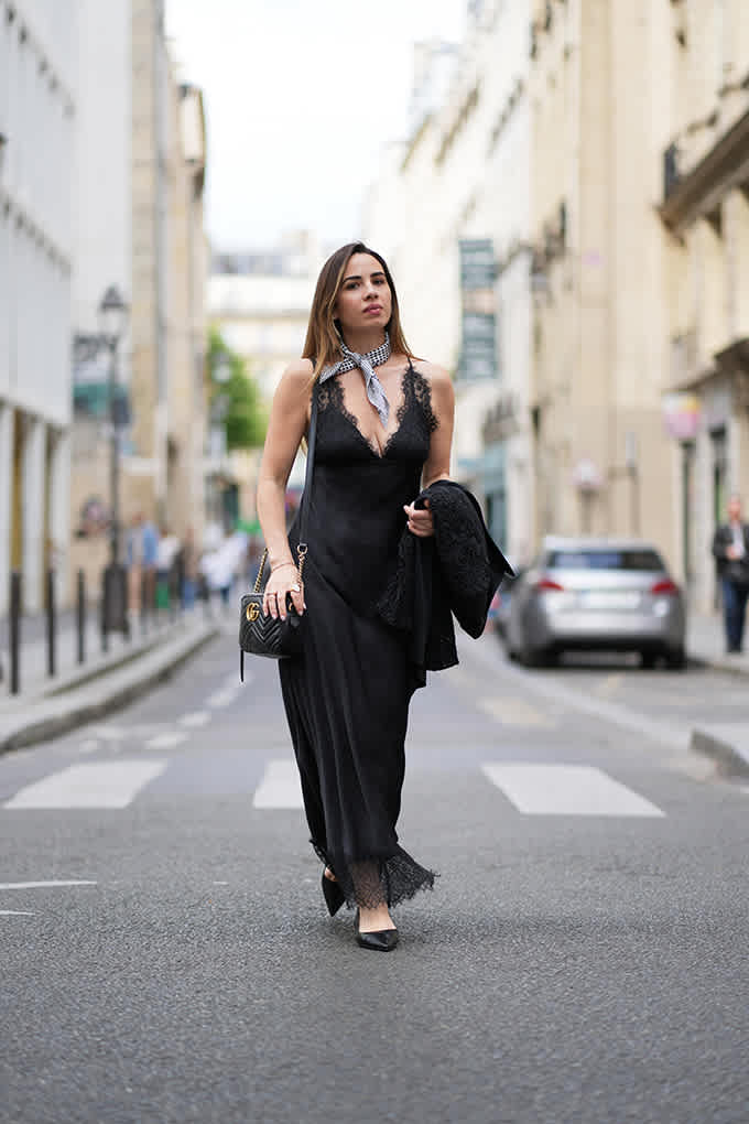 Frau im schwarzen eleganten Slip Dress mit Spitze