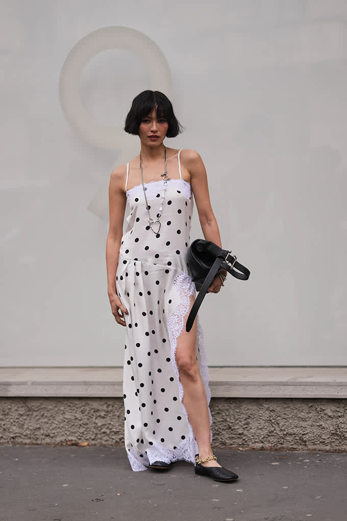 Frau mit gepunktetem Slip Dress mit schwarz-weiß Kontrast