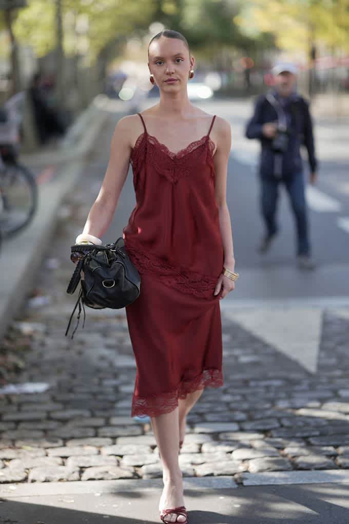 Frau im romantischen roten Burgundy-Slip-Dress