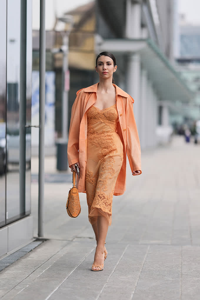 Slip Dress im Ton-in-Ton-Styling in Orange
