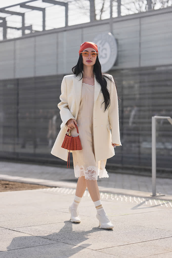 Softes City-Outfit mit Slip Dress und schicken Accessoires
