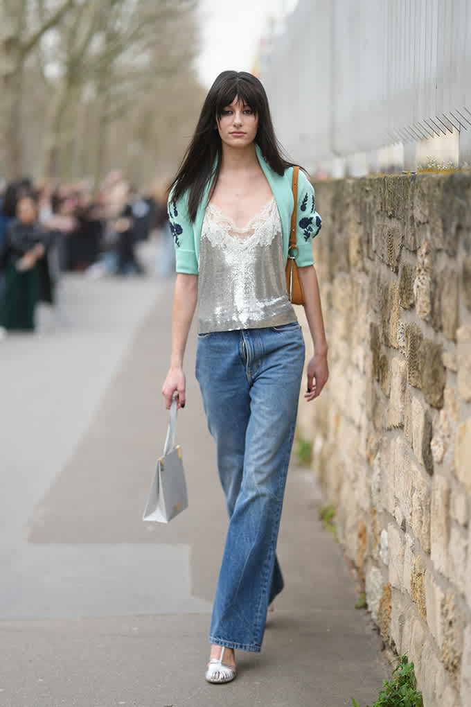 Frau trägt Y2K-inspiriertes Outfit mit auffälligem Glitzer-Camisole