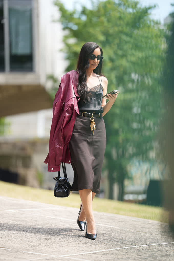 Frau trägt Romantik-Look-Outfit mit klassischem Pencil Skirt und Camisole