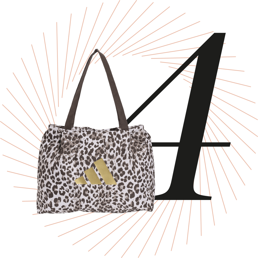 Handtasche in Zebra-Print-Optik, schwarze Ziffer 4 im Hintergrund